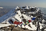 51 Dalla Punta Cermenati-croce di vetta vista sul Rif. Azzoni e verso Torre di Valnegra e Pizzo Daina